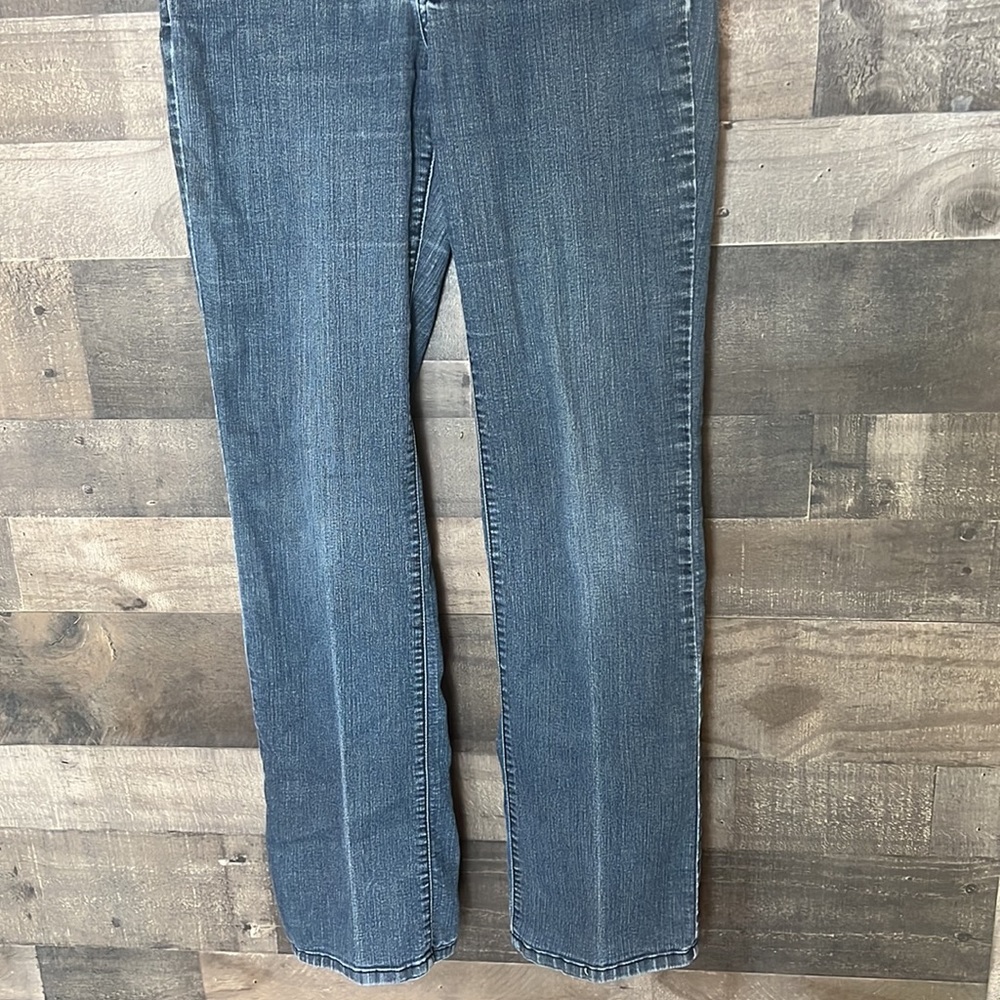 Nice NYDJ Blue Jeans with Roses on Pockets - Picture 3 of 9